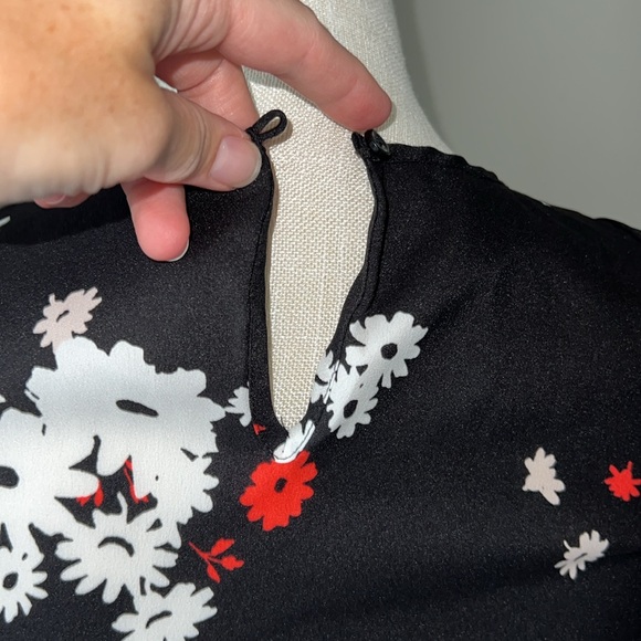 Ann Taylor Petite XXS Ruffle short sleeve black with flowers - Picture 3 of 5